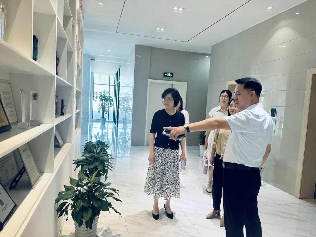 新聞 | 吳涇鎮(zhèn)黨委領(lǐng)導(dǎo)蒞臨寶開，夏送清涼，慰問一線